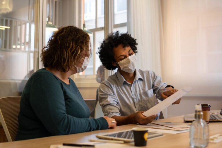 Médecin du travail échangeant avec un salarié lors d’une consultation de prévention.